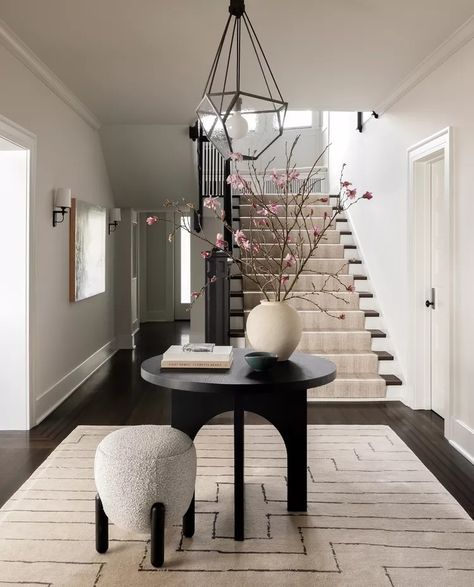 55 Foyer Ideas to Make a Great First Impression on Your Guests Kylee Shintaffer, Old Craftsman Style Homes, Disc Interiors, Urban Electric, Lake Washington, Seattle Homes, Craftsman Style Home, Luxe Interiors, Craftsman Style