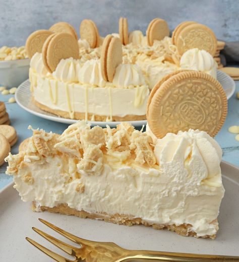 An easy to follow recipe for a delicious No Bake Golden Oreo Cheesecake, with a golden oreo base, creamy vanilla filling, whipped cream, and white chocolate #thebakingexplorer #nobakecheesecake #goldenoreos #oreocheesecake #vanillacheesecake No Bake Golden Oreo Cheesecake, Vanilla Oreo Dessert, Golden Oreo Desserts, Golden Oreo Cheesecake, Oreo Cheesecake No Bake, Vanilla Food, Cheesecake Flavors, Creamy Cake, Bad Cakes