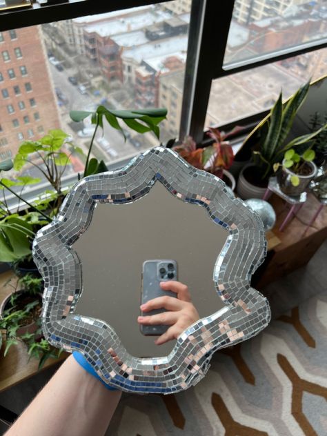 Discoball Mirror Diy, Mini Mirror Wall Decor, Mirror Tutorial, Blob Mirror, Disco Mirror, Disco Decorations, Funky Monkey, Mirror Crafts, Cute Bedroom Decor