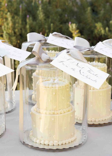 Your Guests Will Go Crazy For These Mini Wedding Favors - Wilkie Blog! Wedding Cake Favors, Cake Favors, Mini Wedding Cakes, Mini Torte, Small Wedding Cakes, Small Cakes, Wedding Movies, Boda Mexicana, Martha Stewart Weddings