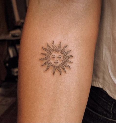 Smiling Sun Tattoo, Sun Tattoo With Face, Sun With Face Tattoo, Sun Tattoo Shoulder, Sun Face Tattoo, Sailing Tattoo, Eye Lash Tattoo, Tattoo Sonne, Mundo Hippie