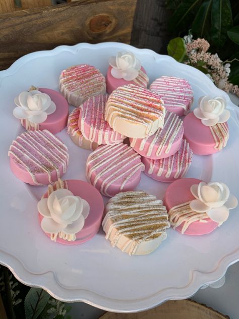 Pink And White Chocolate Covered Oreos, White Oreos, White Chocolate Covered Oreos, Diy Treats, Chocolate Covered Marshmallows, Dipped Oreos, Sweet 16 Parties, Chocolate Covered Oreos, Sweet 16