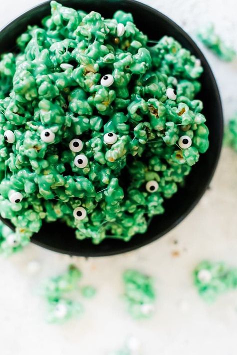 Monster Halloween Popcorn - Oh So Delicioso Monster Popcorn, Oreo Popcorn, Shirley Temple Recipe, Marshmallow Popcorn, Au Gratin Potato Recipes, Halloween Popcorn, Perfect Halloween Party, Sweet Popcorn, Halloween Party Food