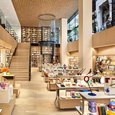 The Best Museum Gift Shops in New York City | Condé Nast Traveler Shops In New York, Gift Shop Interiors, Gift Shop Displays, Housewares Store, Concept Stores, Museum Gift Shop, Visual Merchandising Displays, Retail Displays, Museum Gift