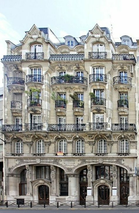 Louvre Facade Architecture, Haussmann Architecture, Architecture Parisienne, Architecture Styles, What Is Art, Parisian Architecture, Architecture Classic, Apartment Exterior, Victoria House