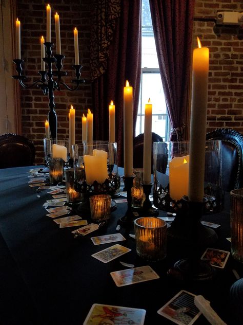 With a setting like the haunted Muriels in the French Quarter, it's almost too perfect to have a wedding reception featuring gothic black decor and tarot cards! Victorian Style Party Decor, Victorian Goth Party Decor, Tarot Party Theme, Gothic Bday Party, Victorian Gothic Tea Party, Gothic Masquerade Party, Gothic Graduation Party, Tarot Card Wedding Decor, Gothic Party Ideas