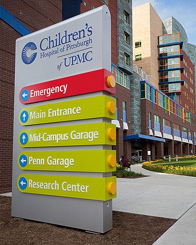 Exterior signs extend the same toy-like, plug-and-play design vocabulary outside the building and provide continuity of the wayfinding experience for visitors. As with interior signs, colors and materials were carefully coordinated with the building architecture. Design Vocabulary, Hospital Signage, Business Signs Outdoor, Direction Sign, Signage Board, Hospital Signs, Wayfinding Signage Design, Signage Signs, Monument Signs