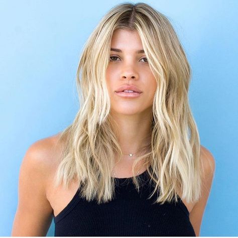 Hairstyle catalogue on Instagram: “Amazing hair of @sofiarichie 💙 Cut & style: @codysmithhair ❤️ Color: @justinandersoncolor 💖 . . . . . #hair #hairstyle #instahair #envywear…” Sophia Richie Blonde Hair, Sophia Richie Hair Short, Sofia Richie Blonde Hair, Sofia Richie Haircut, Sofia Richie Blonde, Sofia Richie Short Hair, Sophia Richie Hair, Sofia Richie Hair, Short Hair Fashion Outfits