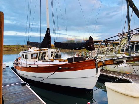 1981 Hans Christian 39 Pilothouse Sail Boat For Sale - www.yachtworld.com Pilothouse Boat, Sailing Yachts For Sale, Sailboat Living, Sailboats For Sale, Dream Boat, Traditional Boats, Roblox Games, Beyond The Sea, Sailing Boats