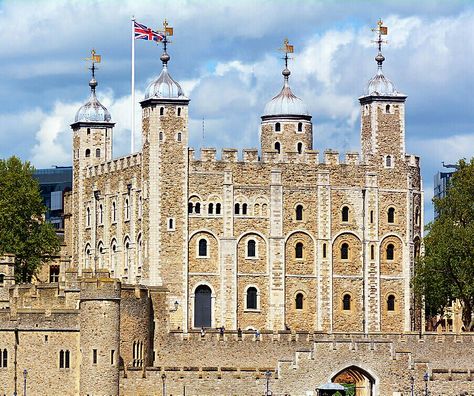 Tower of London Tower Of London Aesthetic, London Walking Tours, London Sightseeing, London 2022, Retirement Travel, The Tower Of London, London Aesthetic, London Landmarks, London Tours