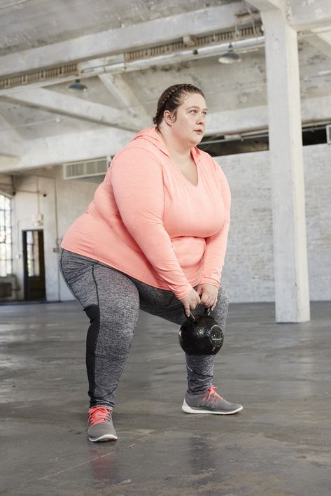 Plus size women believe in health and fitness. They workout, go to the gym, and eat healthy. There are quite a few body positive workout routines for plus size women to do. Checkout why shouldn't believe the hype that plus size women don't believe in healthy lifestyles. #fitness #health #plussizewomen #workoutroutines #bodypositive Summer Workout Outfits, Plus Size Fashionista, Plus Size Workout, Mode Chic, Plus Size Activewear, Sport Bh, Going To The Gym, How To Do Yoga, Workout Wear