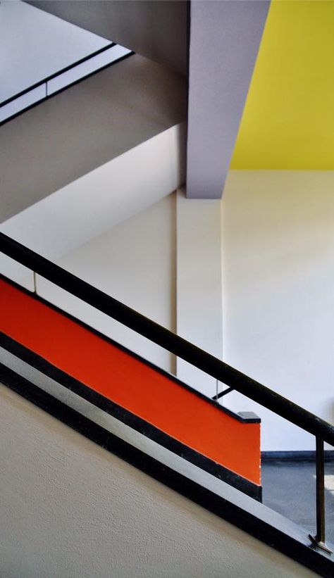 A #staircase at #Bauhaus #School of #Art and Design, #Dessau Germany. Staircase Architecture, Bauhaus Building, Bauhaus Interior, Bauhaus School, Le Corbusier Architecture, Bauhaus Architecture, Neutral Wall Decor, Bauhaus Art, Walter Gropius