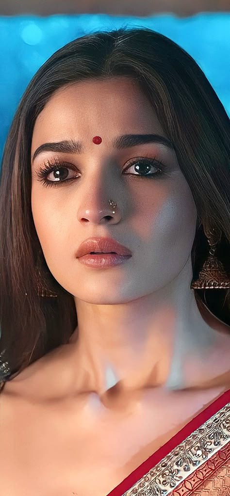 Alia Bhatt 🥺 Alia Bhatt Vogue Cover, Alia Bhatt Inspired Makeup Look, Alia Bhatt Nose Ring, Alia Bhatt Rani Look, Aliya Bhatt Hd Wallpaper, Alia Bhatt Makeup Looks, Alia Bhatt Makeup, Alia Bhatt Pics, Allia Bhatt