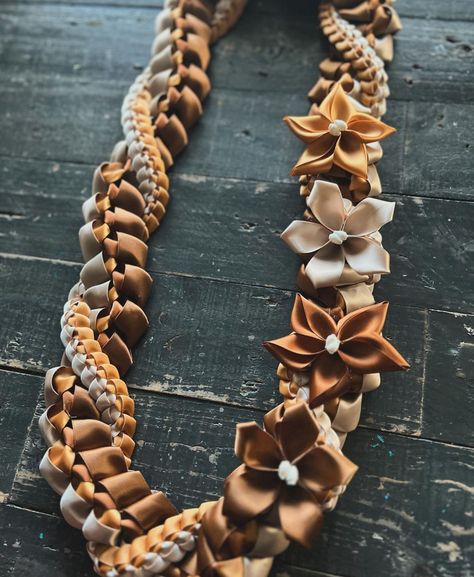 Graduation Necklace Candy, Lei Tutorial, Money Lei Diy, Grad Leis, Graduation Leis Diy, Lei Ideas, Graduation Money Lei, Candy Lei, Lei Making