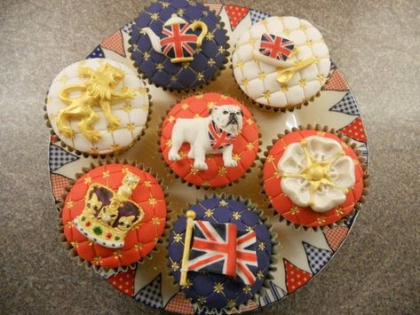 Queen Elizabeths Diamond Jubilee Cakes & Cupcakes Decorating Ideas Jubilee Cakes, Jubilee Cupcakes, Coronation Cake, Royal Cupcakes, Queen Jubilee, Royal Food, Jubilee Cake, British Tea Party, Diamond Cake