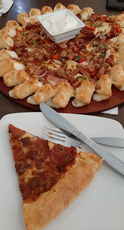 Makan pizza klo dibelikan kantor doang wkwk #phd #pizza #pizzahut #makananaesthetic Phd Pizza, Makan Pizza, Pizza Hut, Pizza, Pins, Quick Saves, Pizzas