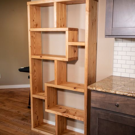 Unique Diy Bookshelves, Diy Standing Bookshelf, How To Build Bookshelves, Cedar Bookshelf, Diy Wood Bookshelf, Book Shelf Diy, Home Made Furniture, Build Shelf, Diy Shelving Ideas