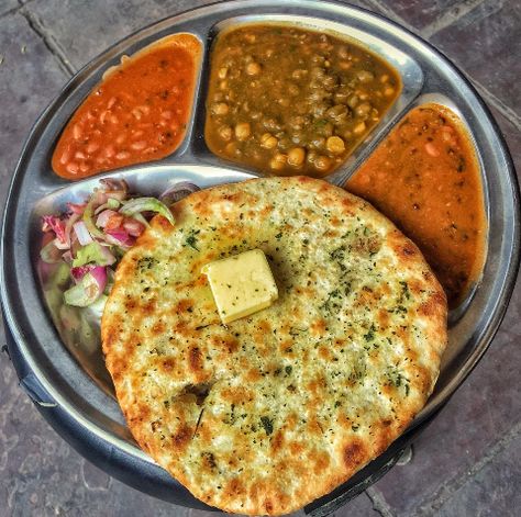 Indian Dhaba Aesthetic, Indian Food Thali, Indian Dhaba, Food Thali, Butter Naan, Indian Fast Food, Indian Food Photography, Variety Food, Vegetarian Fast Food