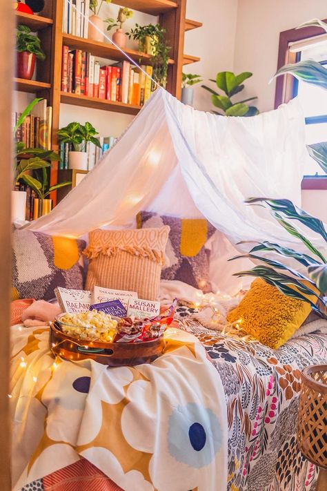 #AD: Celebrate #ChristmasinSummer by building the coziest pillow fort for adults! It's the perfect spot to escape into the BEST Christmas books from Harlequin. Click through to find out how to make a pillow fort at home! #ChristmasInSummerBBXX Pillow Fort Ideas, Dark Academia Room Decor Diy, Fort Bed, Bedroom Fort, Seattle Lifestyle, Indoor Forts, Bed Fort, Fort Ideas, Cool Forts