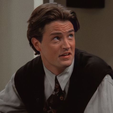 Chandler Bing Haircut, Matthew Perry Young, Cole Sprouse Hair, Chandler Friends, Monica And Chandler, Friends Scenes, Young Leonardo Dicaprio, Friends Cast, Mens Hairstyles Thick Hair