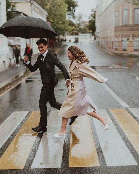 #USA Clear Umbrella Couple Photography, Rain Wedding Photos, Couple Umbrella, Casual Couple Photos, Rainy Photoshoot, Rainy Engagement Photos, Couple In Rain, Rainy Photos, Rainy Day Photos