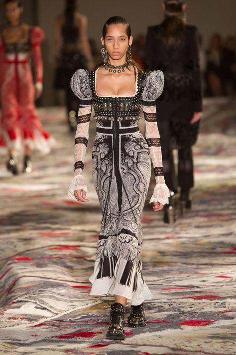 Alexander McQueen spring 2017 | SERIOUSLY--no SERIOUSLY this is beyond Awesome. Words fail me. Medieval Inspired Fashion Runway, Medieval Runway, Medieval Inspired Fashion, Rennaisance Outfits, Alexander Mcqueen Runway, Estilo Dark, Runway Fashion Couture, Alexander Mcqueen Fashion, Mode Hippie