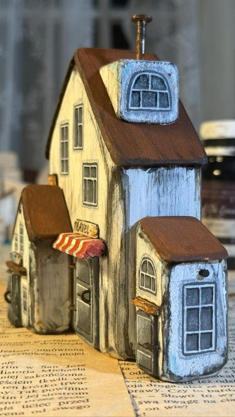 #driftwood #driftwoodart #smallhousedesign #diy #woodenhouse Tre Kunst, Fairy House Crafts, Driftwood Art Diy, Tas Mini, Scrap Wood Crafts, Small Wooden House, Driftwood Projects, Cardboard House, Scrap Wood Projects