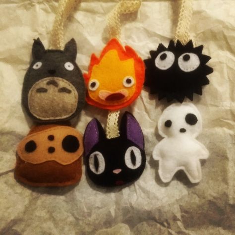 Felt Studio Ghibli, Studio Ghibli Ornaments, Anime Felt Crafts, Studio Ghibli Needle Felt, Studio Ghibli Christmas Ornaments, Felt Ideas Handmade Gifts, Cute Sewing Ideas For Beginners, Studio Ghibli Gifts Diy, Cute Felt Plushies