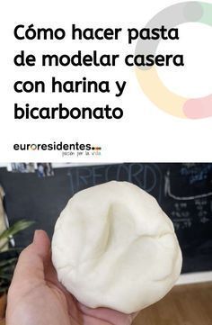 Receta casera para hacer pasta de modelar similar a la porcelana fría. Harina de maíz, bicarbonato y agua es todo lo que necesitas para hacer esta pasta de una textura similar a la plastilina o la porcelana fría pero mucha más económica. Una vez hecha la pasta la puedes teñir con colorante alimentario o con pinturas acrílicas. Es una masa que seca rápidamente y es perfecta para hacer manualidades. Pasta Para Modelar Ideas, Ideas Con Porcelana Fria, Cold Porcelain Tutorial, Polymer Clay Recipe, Granny Gifts, Pasta Casera, Mixed Media Crafts, Clay Food, Pasta Flexible