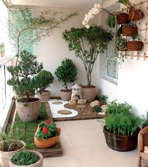 Aménager et décorer un balcon : arrangez votre coin zen avec un mini jardin japonais Balcon Mic, Japanese Gardens Design Ideas, Small Japanese Garden, Pocket Garden, Small Balcony Garden, نباتات منزلية, Desain Lanskap, Japanese Garden Design, घर की सजावट