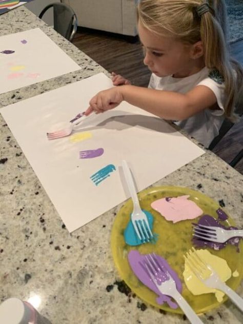 What a creative way to paint - with a fork! Love this simple, fun art activity! Manners Activities, Fork Painting, Jungle Painting, Monthly Activities, Food Activities, Activity Room, Painting Activities, Art Activity, Washable Paint