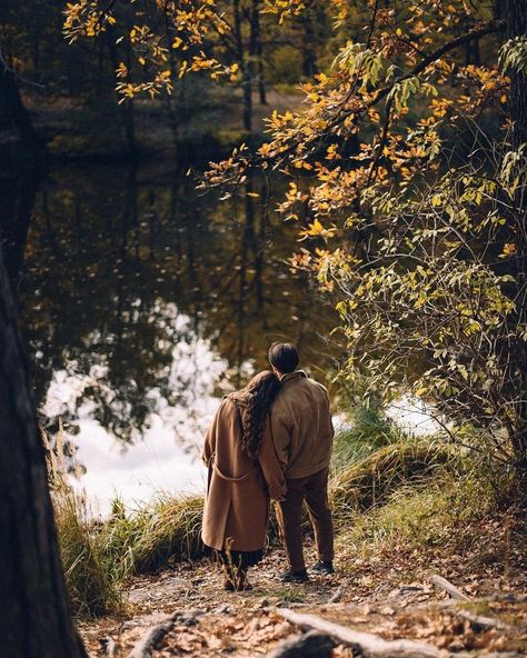 Autumn Couple Aesthetic, Autumn Couple Photoshoot, Fall Couple Photoshoot Ideas, Autumn Photography Portrait, Fall Couple Pictures, Fall Engagement Shoots, Forest Engagement Photos, Couple Photoshoot Ideas, Fall Couple Photos