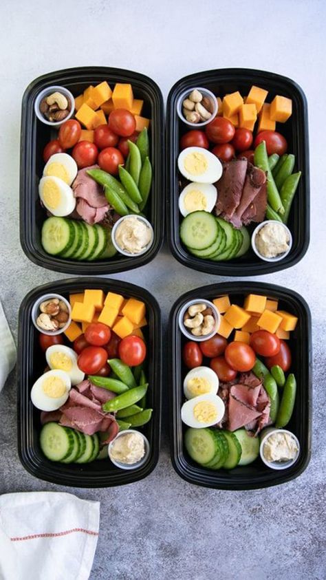 Whether you’re in school or working full time, it can be challenging to stick with your healthy eating goals. One of the biggest complaints we hear is that clients don’t have the time it takes to eat healthy. Protein Snack Packs, Menu Sarapan Sehat, Resep Diet Sehat, Ideas Cocina, Meal Prep Snacks, Cold Lunches, Prep Bowls, Resep Diet, Idee Pasto