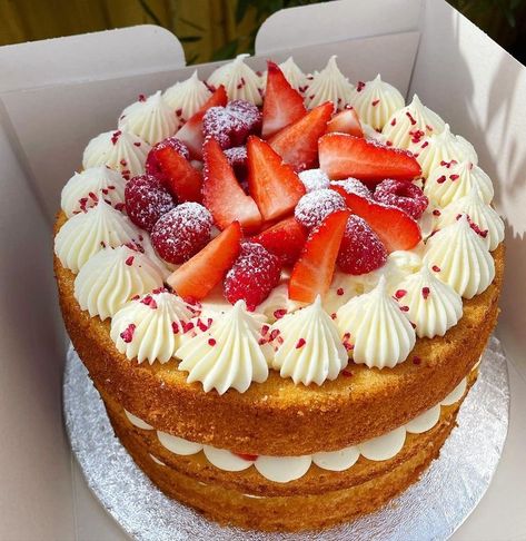 Victoria Sponge Decoration, Birthday Sponge Cake, Birthday Cake Ideas Fruit, Victoria Sponge Cake Decoration Birthday, Victoria Sponge Birthday Cake, Victoria Sponge Cake Decoration, Naked Cake Decorating Ideas, Vanilla Cake Decoration, Birthday Cake With Fruit