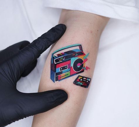 1980 시티팝 스타일!⚡️ Cassette Player back to 1980s city pop How do you guys think about city pop? It's one of my favorite culture in the… Looks Retro, Pop Culture Tattoos, Culture Tattoos, City Pop, Minimalist Tattoos, Music Tattoos, Cassette Player, Mini Tattoos, Minimalist Tattoo