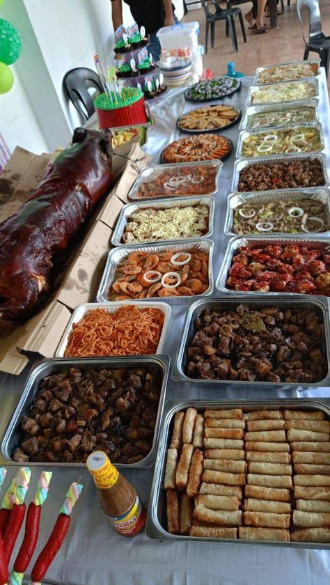 Hawaiian Food Buffet, Thai Buffet Food Ideas, Party Trays Ideas Food Platters Catering, Filipino Food Buffet, Event Menu Ideas, Birthday Food Ideas Filipino, Filipino Food Party Table, Asian Party Food, Party Trays Ideas Food Platters