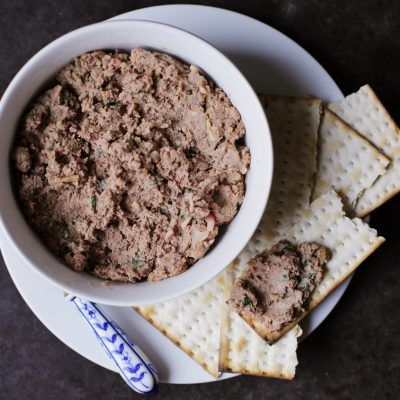 Rosh Hashanah Menu, Chicken Liver Recipes, Chopped Liver, Rosh Hashanah Recipes, Liver Pate, Jewish Holiday Recipes, Jewish Foods, Andrew Zimmern, Chicken Liver Pate