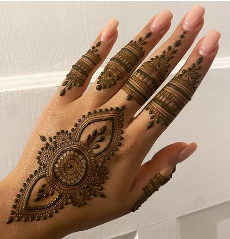 Best Henna Designs, Back Hand Henna, New Henna Designs, Palm Henna, Cute Henna Designs, Henna Tattoo Designs Hand, Mehndi Designs Bridal Hands, Mehndi Designs For Kids, Simple Mehndi Designs Fingers