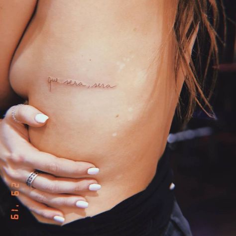 Sera Sera Tattoo, Tattoo On Private Part, Que Sera Sera Tattoo, Handwritten Tattoo, Arm Tattoos Lettering, Private Tattoos, Ribcage Tattoo, 13 Tattoos, Cool Tattoo