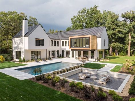 This home maximizes changing daylight conditions with a window-filled, L-shaped floor plan that flows onto a lush landscape. L Shaped House, Old Westbury, Modern Farmhouse Design, Corner House, White Brick, Farmhouse Design, L Shape, Home Interior, A House