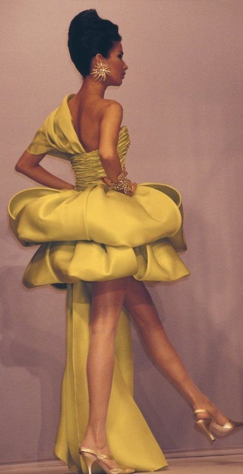 Hanae Mori Spring 1992 HC 90s Glam, Japanese Fashion Designers, Hanae Mori, Mori Fashion, Original Supermodels, 1990s Fashion, Weird Fashion, Haute Couture Fashion, Glam Dresses