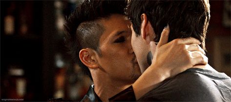 knightofsteles: Malec Kisses in S03E22 : Matthew Daddario Online Malec First Kiss, Malec Kiss Gif, Malec Kiss, No Kiss List, English Ancestry, Indiana University Bloomington, Magnus And Alec, Shadowhunters Malec, Shadowhunters The Mortal Instruments