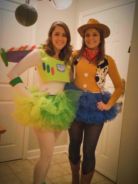 Woody and buzz More Buzz Costume, Disfraz Toy Story, Partner Halloween Costumes, Meme Costume, Woody Costume, Halloween Costumes To Make, Kostum Halloween, Friend Costumes, Cute Group Halloween Costumes