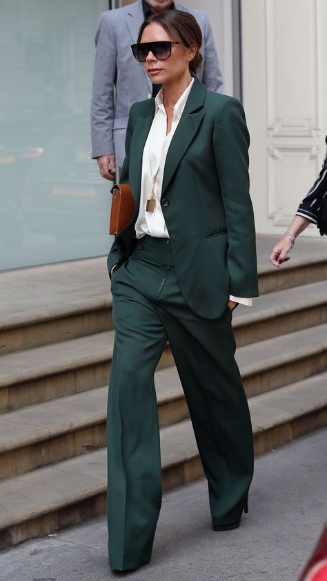 The English designer, Victoria Beckham, has expanded her resume, yet again and it now includes gardening. Beckham Suit, Style Victoria Beckham, Stile Casual Chic, Victoria Beckham Outfits, Victoria Beckham Style, Green Suit, Elegante Casual, Legging Outfits, Stil Inspiration