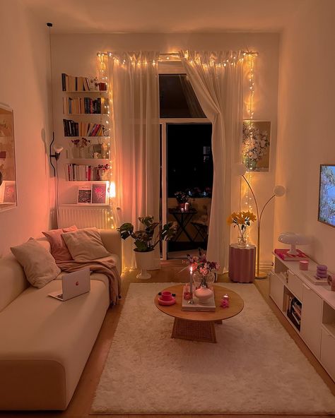 Living Room Ideas College House, Cozy Pink Living Room, Dreamscape Room, Pink Aesthetic Living Room, Studio Apartment Inspiration, Cute Apartments, Kawaii Apartment, Pink Living Room Ideas, Cozy Apartment Aesthetic