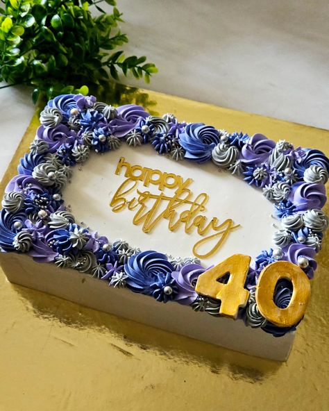 ✨️The visual appeal of a simple sheet cake can be greatly enhanced by employing a well-balanced color palette and complementary piping techniques. For a 40th birthday celebration, a color scheme of gray, purple, and blue was chosen, accented with sparkling silver and gold. #40thbirthdaycake #cakeformen #birthdaycakes #sheetcake #whippedcreamcakes #Pinkfrost_patisserie #pinkfrost_minicakes #noidahomebaker #customisecakesinnoida #designercakesinnoida #Noida #noidabakery Purple Black And Silver Birthday Cake, Simple Sheet Cake, Whipped Cream Cakes, 25th Birthday Cakes, Gold Birthday Cake, Gold Sheets, Piping Techniques, Happy 40th, 25th Birthday