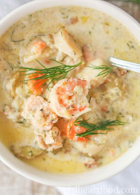 The very best seafood chowder recipe, this creamy seafood chowder is loaded with plenty of seafood, veggies and dill. It's easy to prepare, comforting and totally delicious! #creamyseafoodchowder #bestseafoodchowderrecipe #seafoodchowder #fishchowderrecipe #howtomakefishchowder #easyseafoodchowder #howtomakeseafoodchowder #seafoodchowderwithbacon Best Seafood Chowder Recipe, Seafood Chowder Recipe, Sup Ikan, Creamy Seafood, Seafood Soup Recipes, Chowder Recipes Seafood, Resep Seafood, Chowder Soup, Seafood Chowder