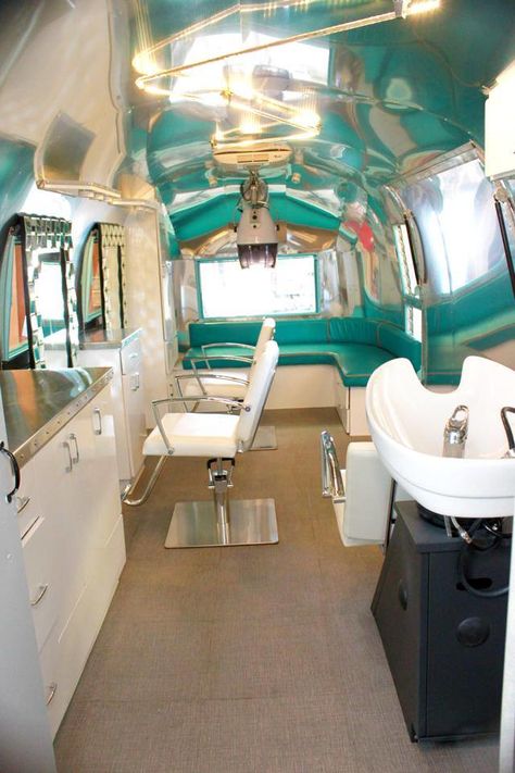 Airstream Remodeled into a Salon (1)                                                                                                                                                                                 Más Mobile Hair Salon, Mobile Beauty Salon, Home Hair Salons, Airstream Remodel, Airstream Interior, Hair Salon Interior, Mobile Beauty, Mobile Home Living, Vintage Airstream