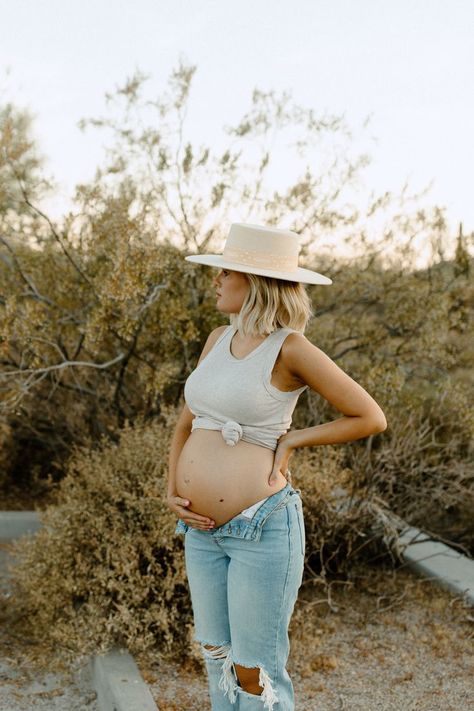 Jean Maternity Shoot Couple, Maternity Outfits For Photoshoot, Desert Maternity Photos, Indoor Maternity Photos, Maternity Shoot Outfit, Prince Photography, Studio Maternity Shoot, Maternity Picture Outfits, Fall Maternity Photos