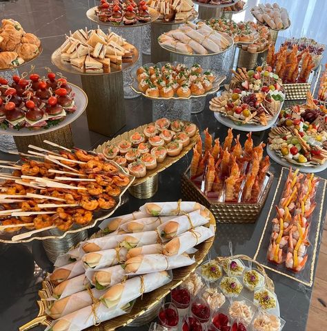 Panda Express Catering, Disposable Catering Display, Vietnamese Catering Food, Food Buffet Ideas Party, Food Catering Ideas Buffet Tables, Catering Aesthetic, Finger Food Table, Fruit Platers, Wedding Table Snacks